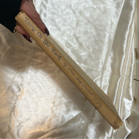 Vintage Living on the Earth - Picture 2 of 9